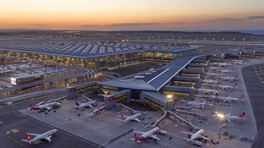 Dünyanın en büyük havalimanı olacak İstanbul 3. Havalimanı birçok özelliğin ilk uygulamasını bünyesinde barındırıyor. 2.5 milyar m3 dolgu alanı ile dünyanın en büyük inşaat projelerinden biri olan havalimanı; yılda 150 milyon yolcu kapasiteli olacak ve tahmini maliyeti 10 milyar 247 milyon avro olacak.